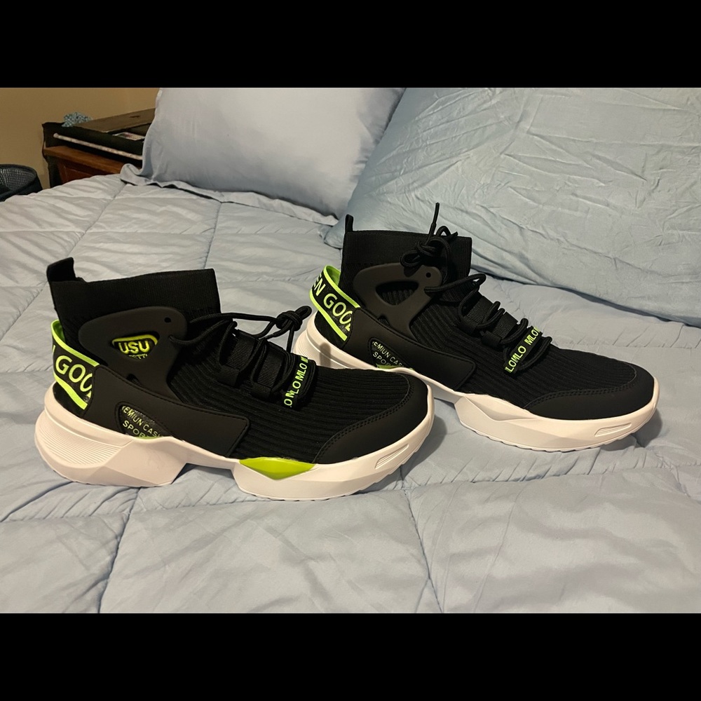 USU T260 (Men's) - US Size 12. Shoes run small.